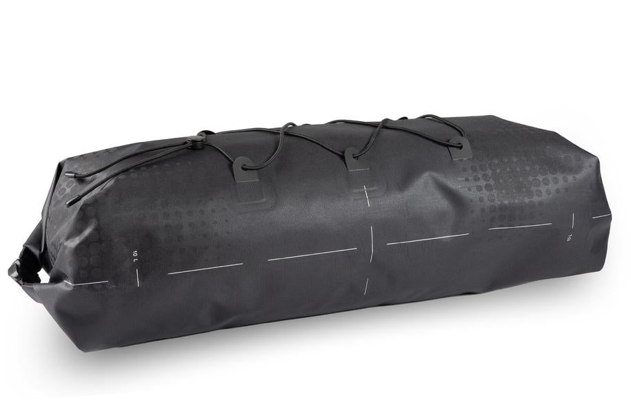 Die ACID Lenkertasche PACK PRO 15 black von ACID ist eine schlanke, rechteckige Lenkertasche mit mattem Finish und weißen Gitterakzenten. Sie verfügt über einen Reißverschluss und Bungee-Kordeln oben, erhältlich im CUBE Store Hildesheim und Goslar.