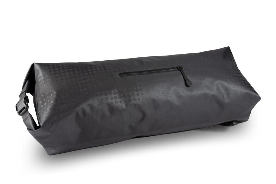 Die ACID Lenkertasche PACK PRO 15 black von ACID ist eine rechteckige, schwarze Lenkertasche mit dezentem Punktmuster, Reißverschlussfach vorne und verstellbarem Seitenriemen, inspiriert vom Göttinger Stil, abgebildet auf weißem Hintergrund.