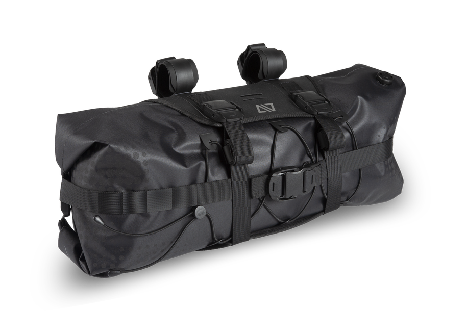 Die ACID Lenkertasche PACK PRO 15 schwarz ist eine kompakte, sehr robuste, zylindrische Lenkertasche von ACID. Wasserdicht und mit sicheren Gurten, Schnallen und Schlaufen ausgestattet - ideal für das Radfahren in Hildesheim oder Goslar.