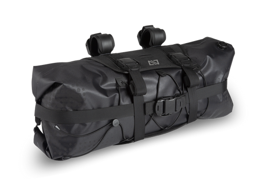 Die ACID Lenkertasche PACK PRO 15 schwarz ist eine kompakte, sehr robuste, zylindrische Lenkertasche von ACID. Wasserdicht und mit sicheren Gurten, Schnallen und Schlaufen ausgestattet - ideal für das Radfahren in Hildesheim oder Goslar.