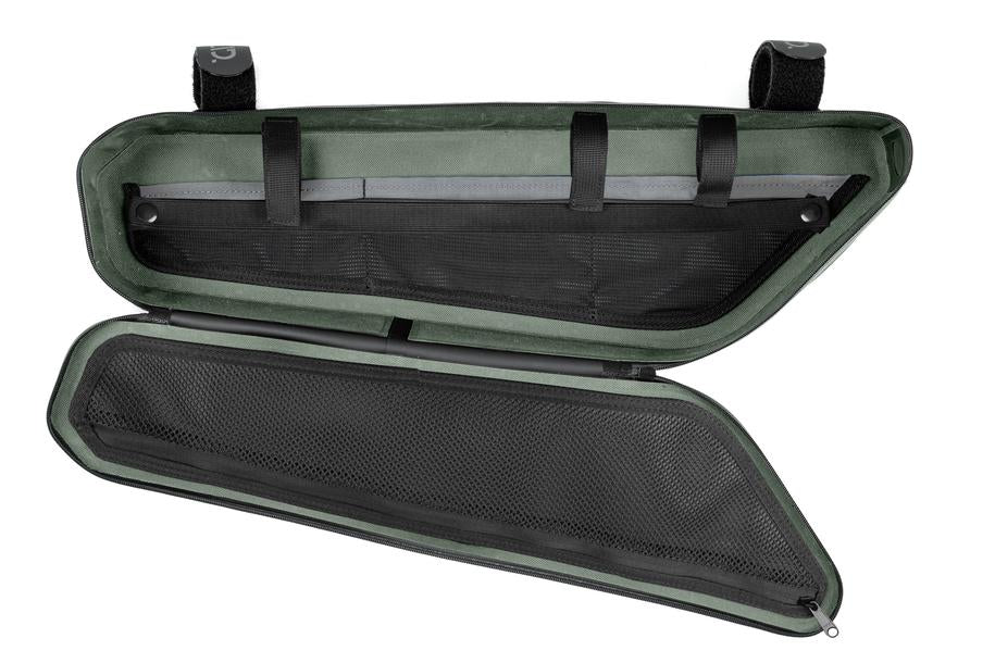 Die ACID Rahmentasche PACK PRO 3 grün ist eine dreieckige Bikepacking-Rahmentasche mit einer Netzinnentasche mit Reißverschluss, zwei verstellbaren Gurten zur sicheren Befestigung, organisierten Fächern und einem praktischen MOLLE-System von ACID.