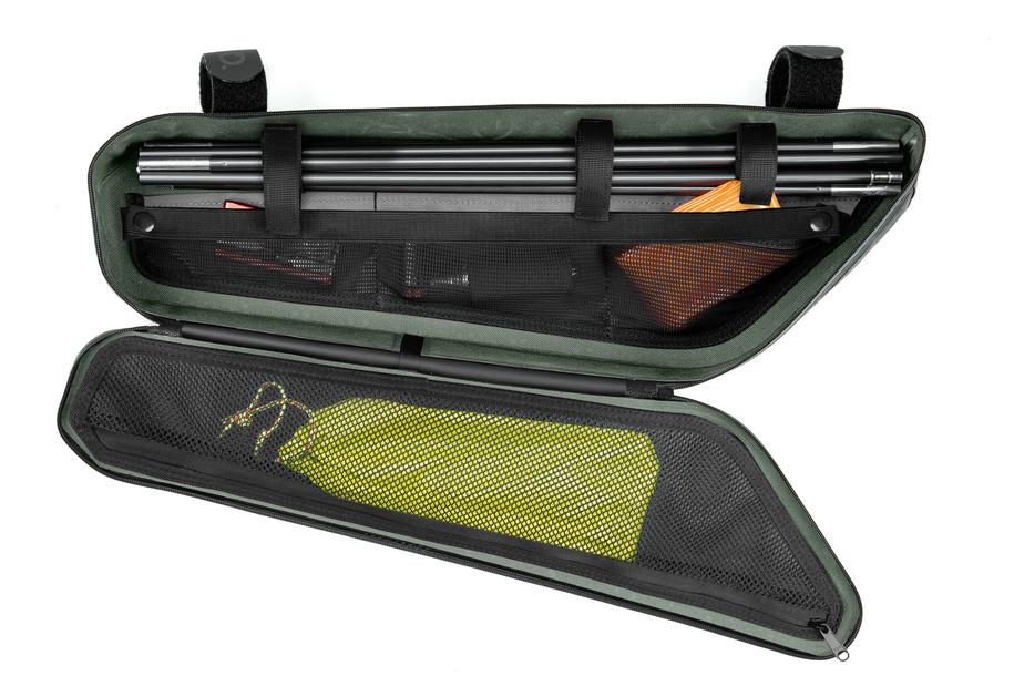 Die ACID Rahmentasche PACK PRO 3 grün, eine dreieckige Fahrradtasche mit Reißverschluss von ACID, verfügt über Netztaschen und bietet Platz für Metallstangen, ein orangefarbenes Werkzeug und einen gefalteten gelben Gegenstand - alles sichtbar und leicht zugänglich, wenn sie geöffnet ist.