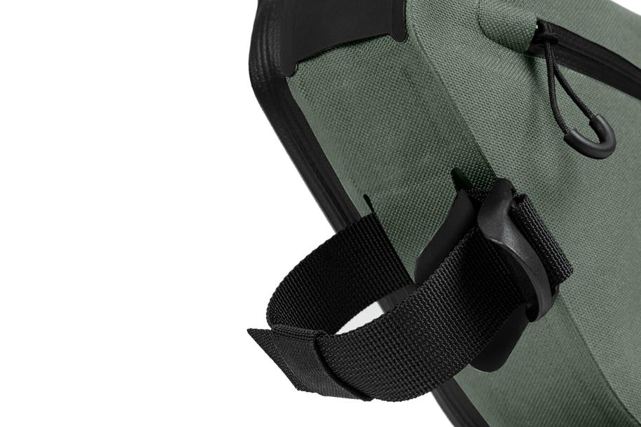 Nahaufnahme der ACID Rahmentasche PACK PRO 3 grün von ACID, mit schwarzem Gurt mit Kunststoffschnalle, Reißverschluss, strapazierfähigem wasserdichtem Gewebe, MOLLE-System-Integration und sicheren Befestigungsdetails.