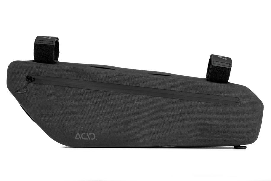 Die ACID Rahmentasche PACK PRO 2 schwarz ist eine schwarze, dreieckige Fahrradrahmentasche mit Reißverschluss und drei Klettverschlussriemen. Mit dem ACID-Logo versehen, ist sie ideal für Radfahrer in Göttingen oder Niedersachsen.
