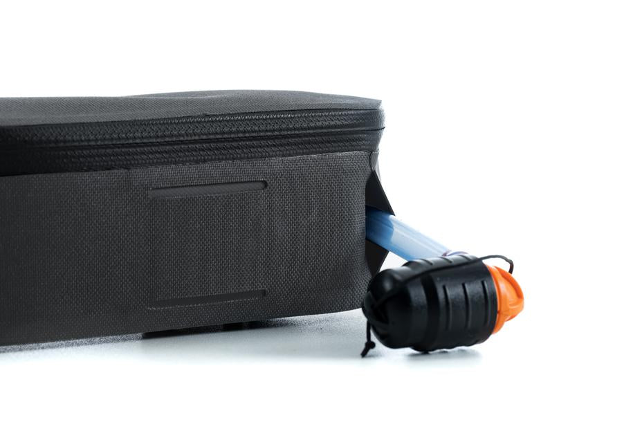 Eine schwarze ACID Rahmentasche PACK PRO 2 mit einem blauen und orangefarbenen tragbaren Wasserfilter, teilweise im Inneren, von ACID, wie im CUBE Store in Goslar, vor weißem Hintergrund.