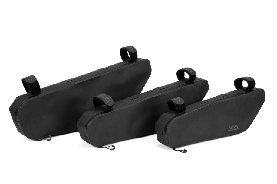 Drei ACID Rahmentasche PACK PRO 2 schwarze Rahmentaschen von ACID in unterschiedlichen Größen sind nebeneinander auf weißem Grund abgebildet, jeweils mit Reißverschluss und Befestigungsschlaufen - ideal für Radfahrer in Goslar oder im CUBE Store Göttingen.