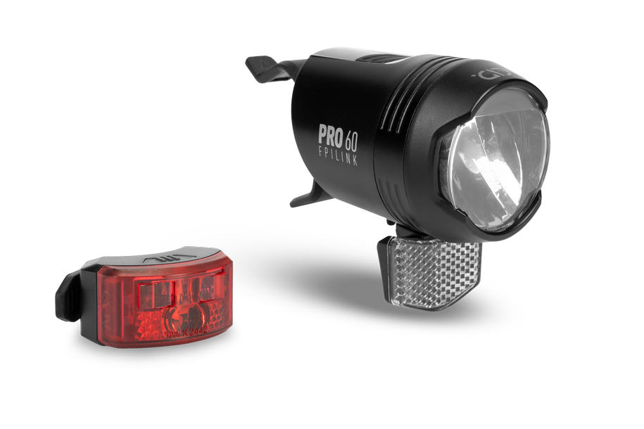 Das ACID Beleuchtungsset PRO 60 FPILink black besteht aus einem schwarzen Scheinwerfer mit klarer Linse und Reflektor und einem kompakten roten Rücklicht, die beide für die Sicherheit beim Radfahren ausgelegt sind. Erhältlich im CUBE Store Göttingen oder Hildesheim.