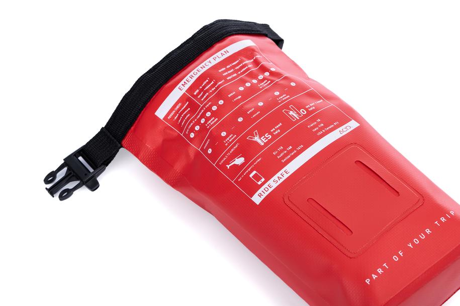 Das ACID Erste Hilfe Set PRO 29 von Cube ist ein roter Notfalltrockenrucksack mit schwarzer Schnalle und weiß gedruckten Notfallhinweisen auf der Vorderseite. Erhältlich im CUBE Store Göttingen oder Hildesheim, hier auf einer weißen Fläche liegend.