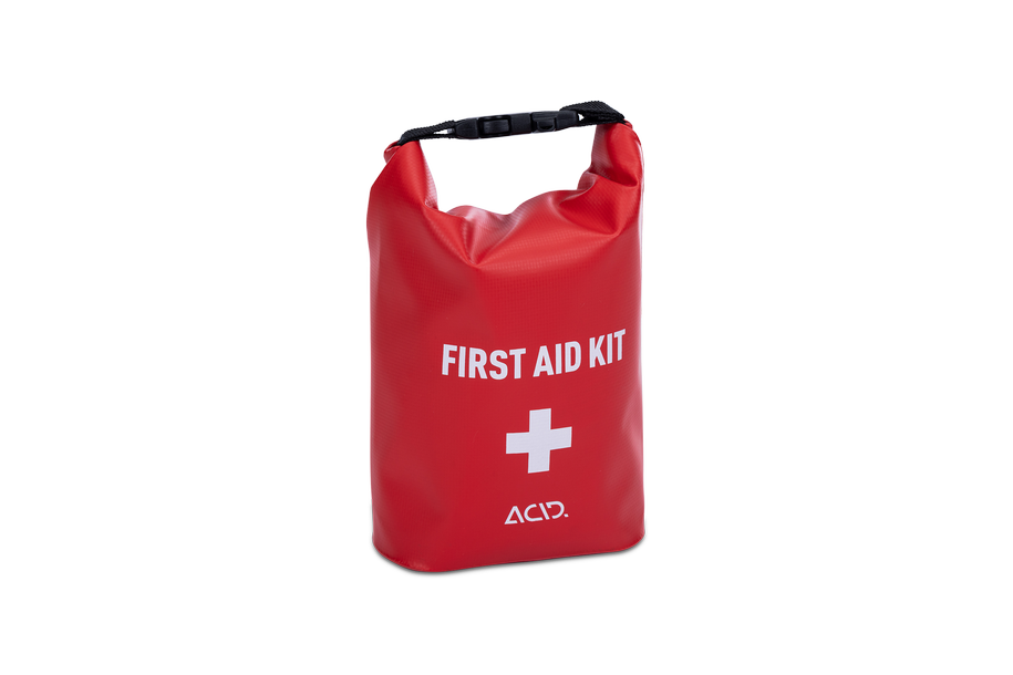 Das Cube ACID Erste Hilfe Set PRO 29 ist eine rote, wasserdichte Tasche mit weißem Kreuz und schwarzem Rolltop-Verschluss, perfekt für Notfälle in Göttingen oder überall in Niedersachsen.