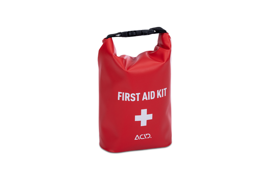 Das Cube ACID Erste Hilfe Set PRO 29 ist eine rote, wasserdichte Tasche mit weißem Kreuz und schwarzem Rolltop-Verschluss, perfekt für Notfälle in Göttingen oder überall in Niedersachsen.