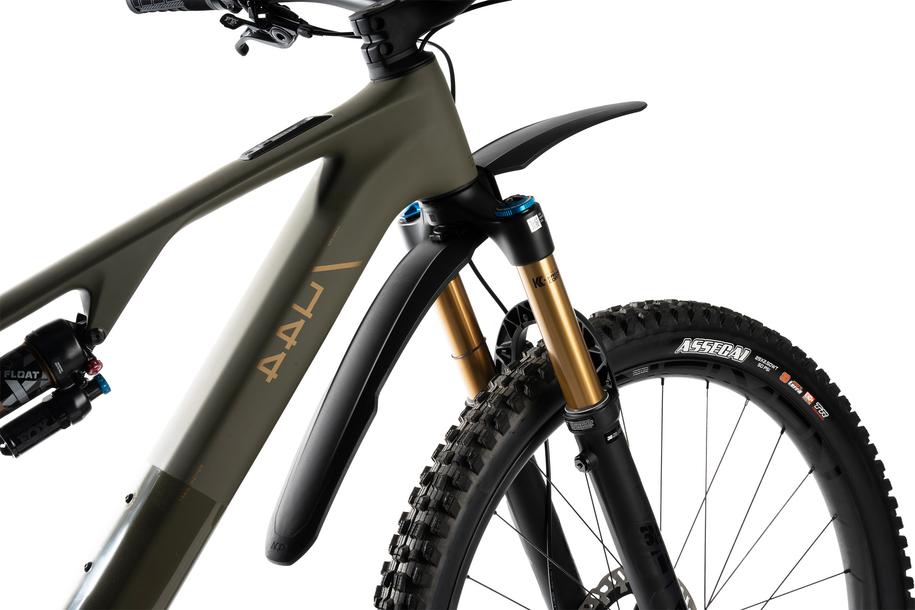 Nahaufnahme eines ACID Steckschutzblechs VANE PRO 27,5-29" von ACID an einem Mountainbike mit Gabel, Reifen, Rahmen und Lenker vor weißem Hintergrund; ideal für Trails in der Nähe von Goslar oder Göttingen in Niedersachsen.