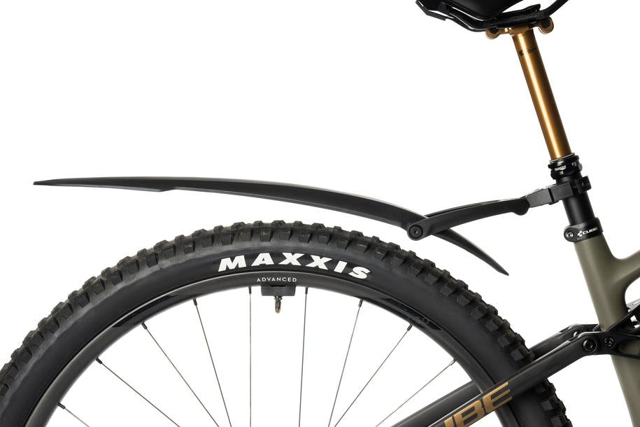 Nahaufnahme eines Mountainbike-Hinterrads mit Maxxis-Reifen und dem ACID Steckschutzblech VANE PRO 27,5-29" CLICK hinten schwarz von ACID - ideal für die Trails rund um Göttingen.