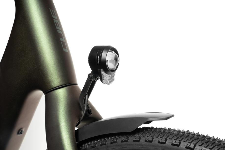 Nahaufnahme der Vordergabel eines Fahrrads mit dem ACID E-Bike Frontlicht PRO-E 150 X-Connect von ACID, StVZO-zertifiziert, montiert über einem Stollenreifen. Der metallisch grüne Rahmen hebt sich vom weißen Hintergrund ab.
