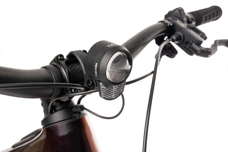 Nahaufnahme eines ACID E-Bike Frontlichts PRO-E 200 High Beam X-Connect schwarz (150 Lux / 440 Lumen, StVZO-zertifiziert) von ACID an einem Fahrradlenker, mit angeschlossenen Kabeln, Bremshebel und Rahmen vor einem weißen Hintergrund.