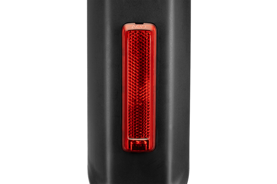 Nahaufnahme eines ACID E-Bike Schutzblechrücklichts PRO-E SIC 2.0 Brake BES3 mit schwarzem Reflektor auf einem Fahrradträger, entdeckt in der Nähe des CUBE Stores in Hildesheim.