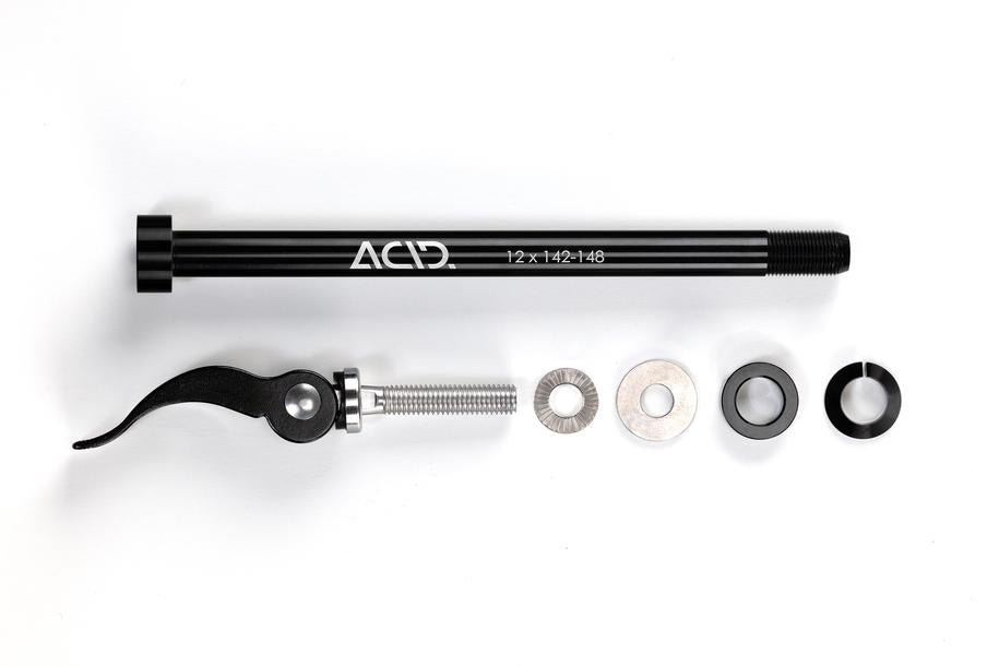 Die ACID Steckachse M12x1.0 142-148 mm für Fahrradanhänger in Schwarz, inklusive Hebel, Schraube, Unterlegscheiben und Distanzringen, ist auf weißem Hintergrund abgebildet. Ideal für Boost-Steckachsensysteme und kompatibel mit Fahrradanhängern.
