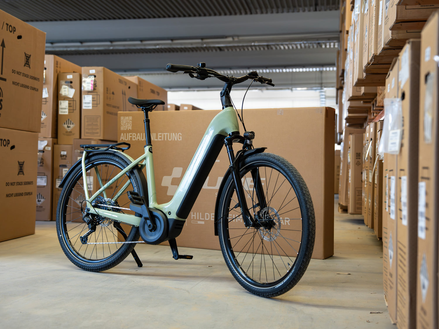 CUBE Bike vor Cube Karton im Lager