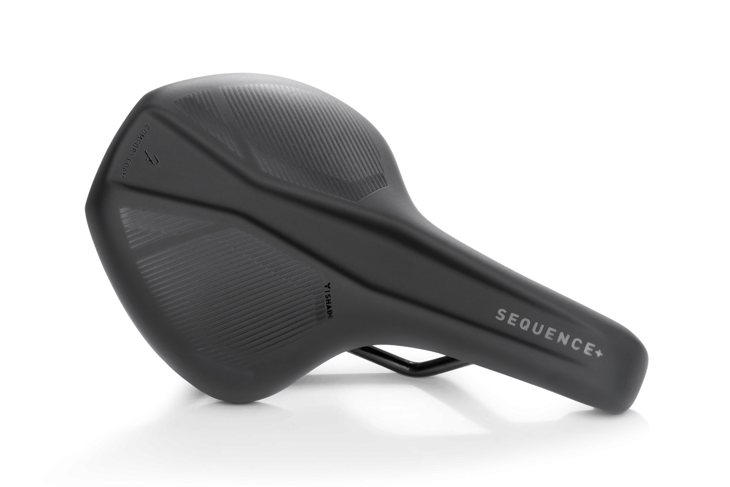 Der Natural Fit Sattel Sequence+ Regular von Natural Fit ist ein schwarzer Fahrradsattel mit weißem SEQUENCE+ Branding, strukturierten Mustern, ergonomischen Rillen, Memory Foam Polsterung und einer Natural Fit Designline für zusätzlichen Komfort.