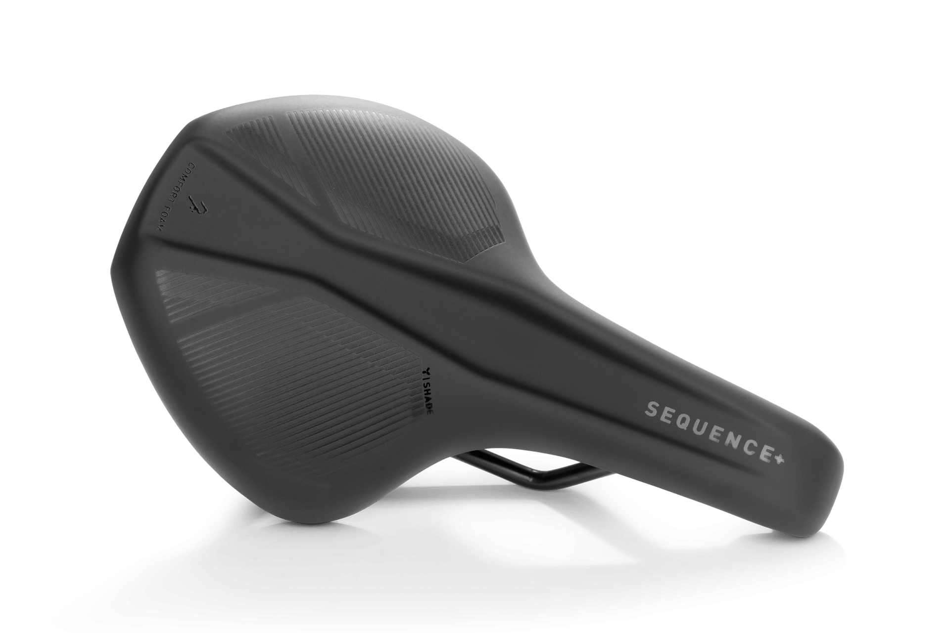 Der Natural Fit Sattel Sequence+ Regular von Natural Fit ist ein schwarzer Fahrradsattel mit weißem SEQUENCE+ Branding, strukturierten Mustern, ergonomischen Rillen, Memory Foam Polsterung und einer Natural Fit Designline für zusätzlichen Komfort.