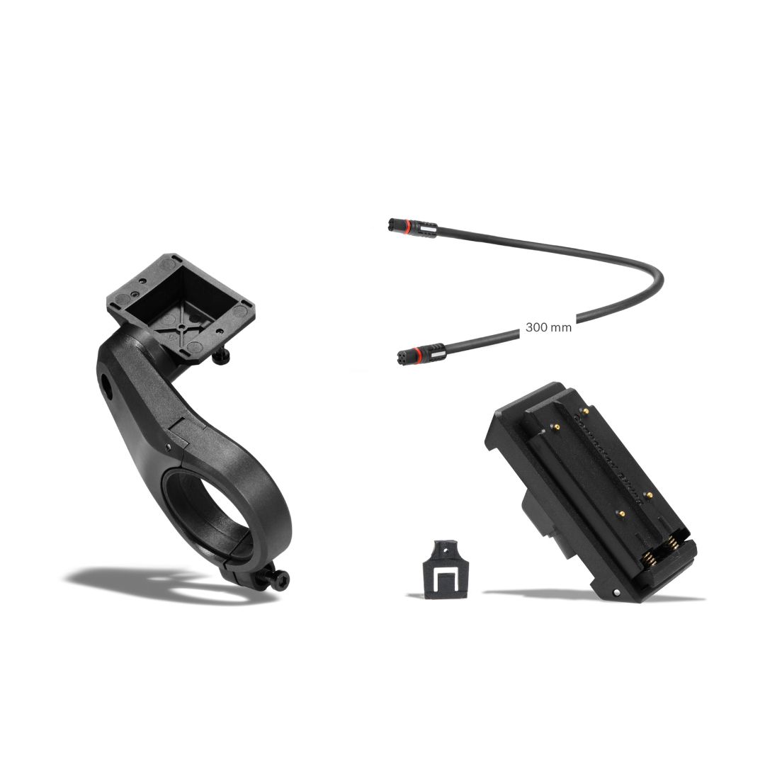 Das Bosch Nachrüst-Kit 1-Arm-Halter 31,8 mm Smart System von Bosch enthält eine schwarze Halterung, ein Kabel mit Steckern, ein rechteckiges Modul mit Goldkontakten und ein kleines U-förmiges Teil, das auf einem weißen Hintergrund dargestellt ist.