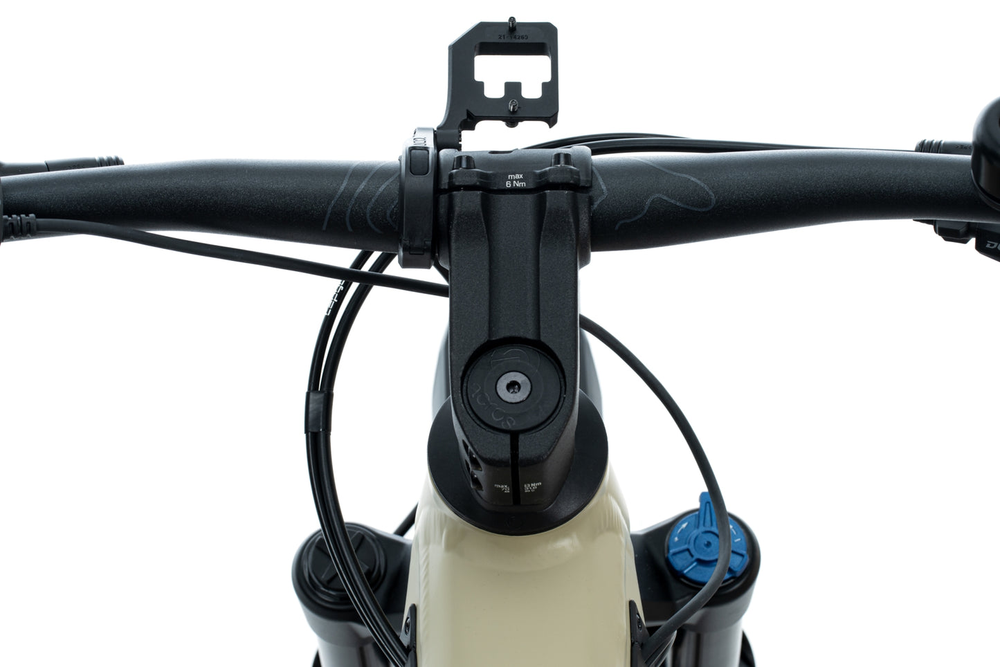 Nahaufnahme eines Fahrradlenkers und einer Vorderradgabel mit Kabeln, Einstellknöpfen und einer ACID Halterung für Bosch KIOX 300/500 von ACID - ideal für die Montage von Geräten wie dem Bosch KIOX 300 Display - vor einem weißen Hintergrund.