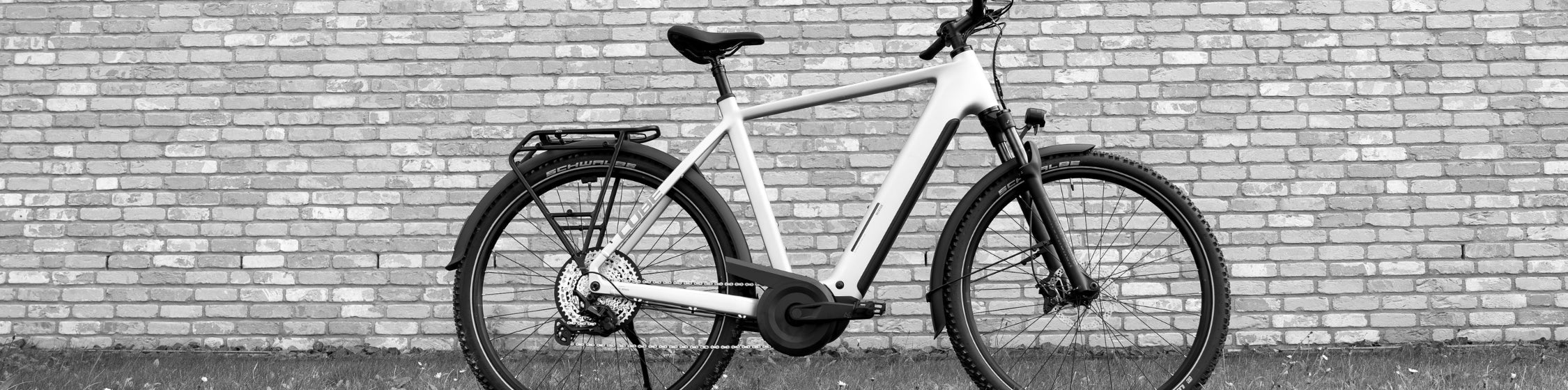 E Trekkingrad vor Backsteinwand