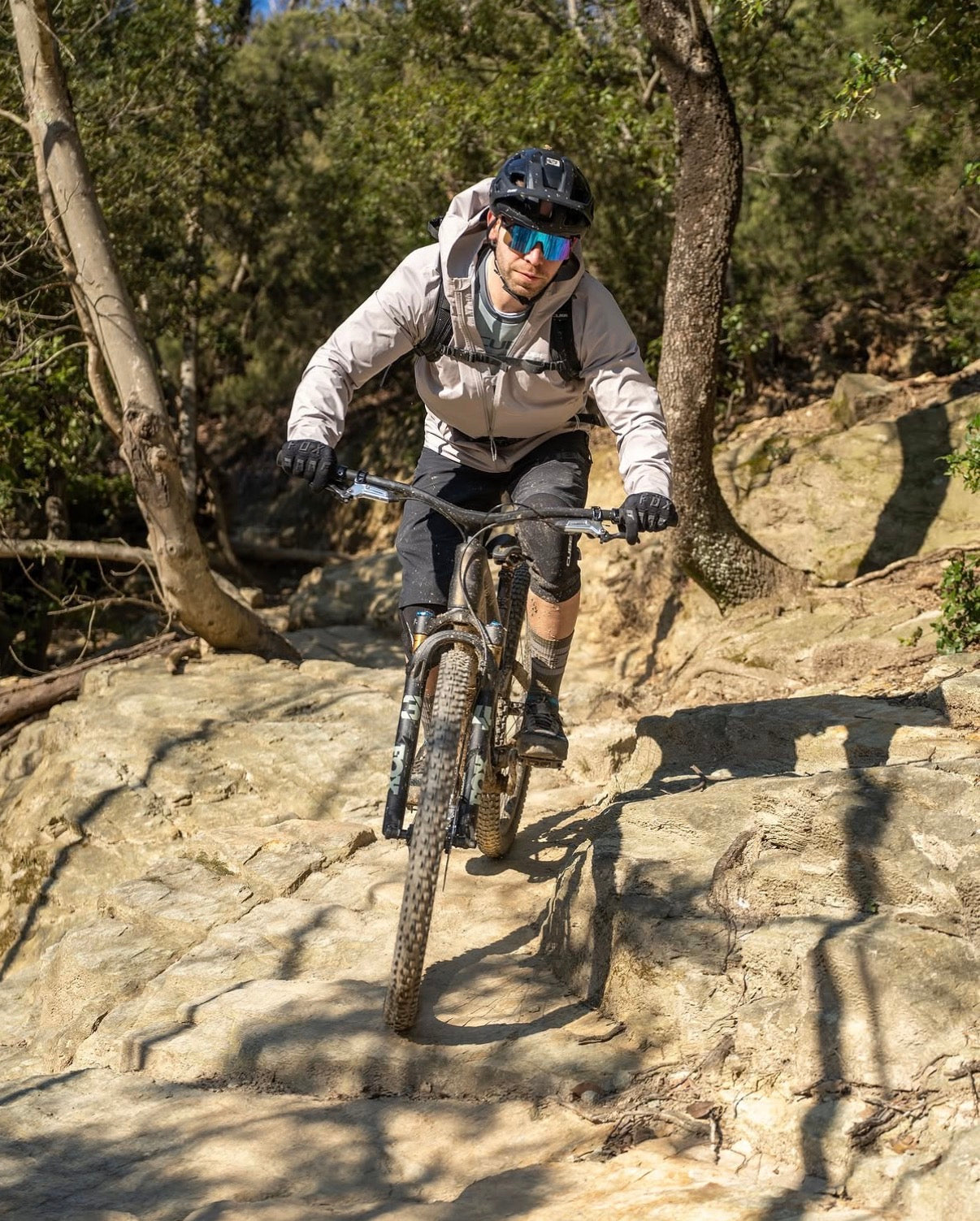 Mountainbike auf Trail in Frontansicht