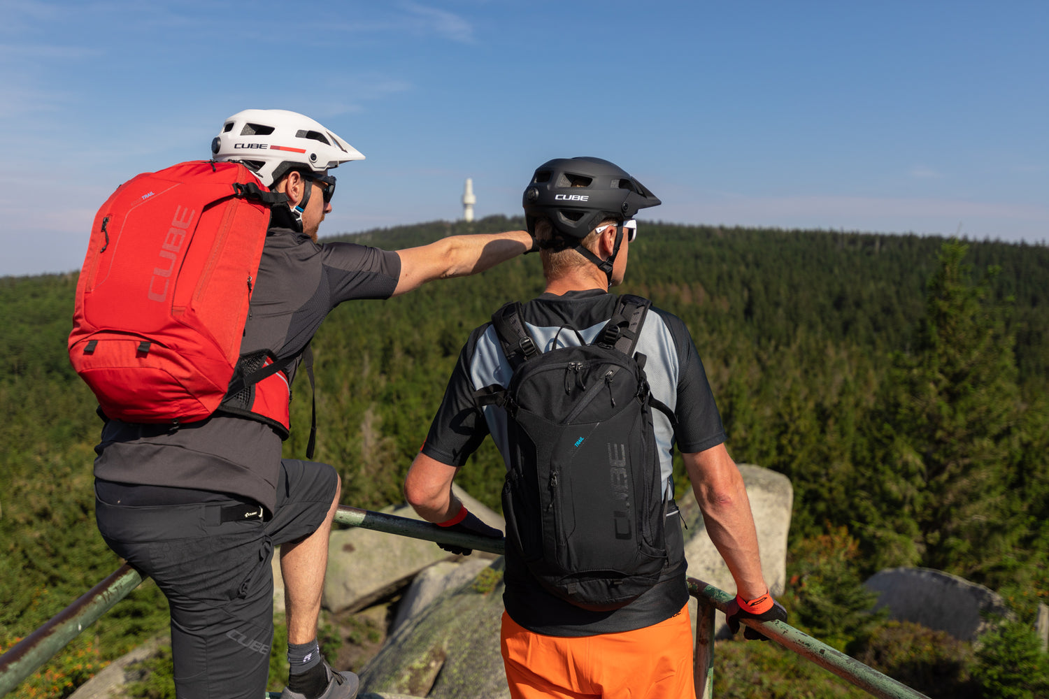Fahrradrucksack auf dem Rücken eines Bikers – ergonomisch und atmungsaktiv für die Tour