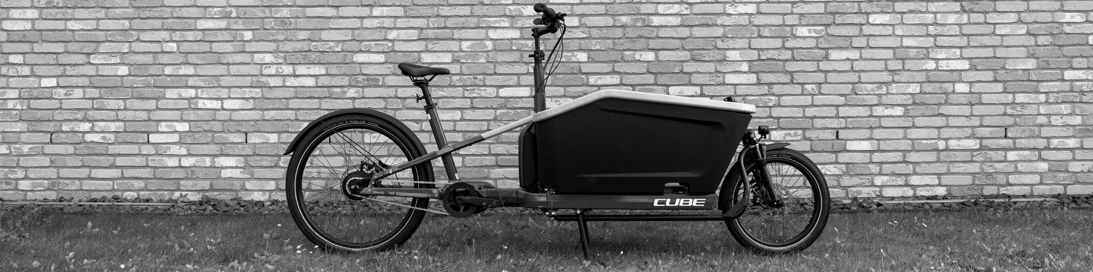 Lastenrad vor Backsteinwand 