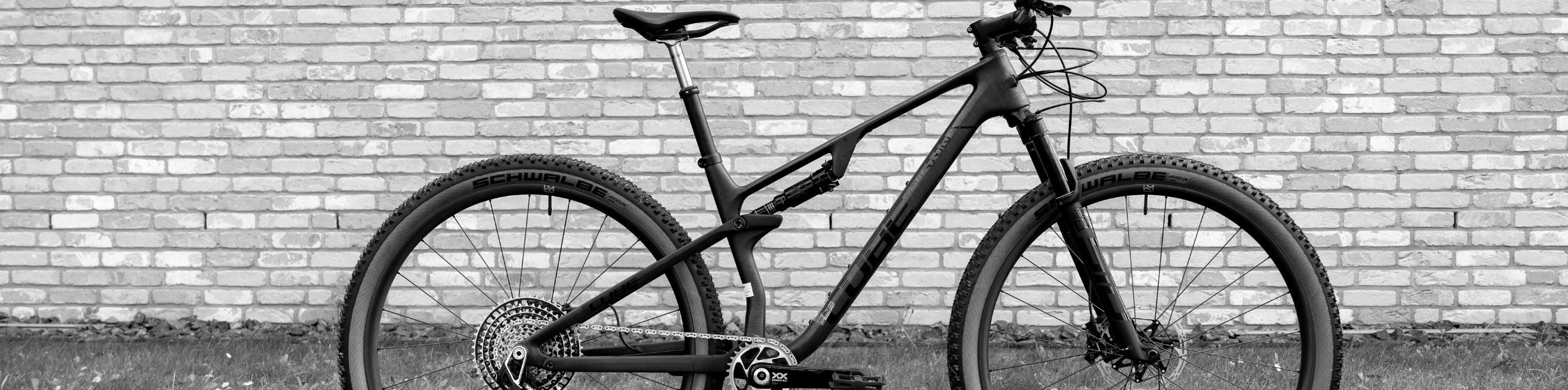 Mountainbike vor Backsteinwand