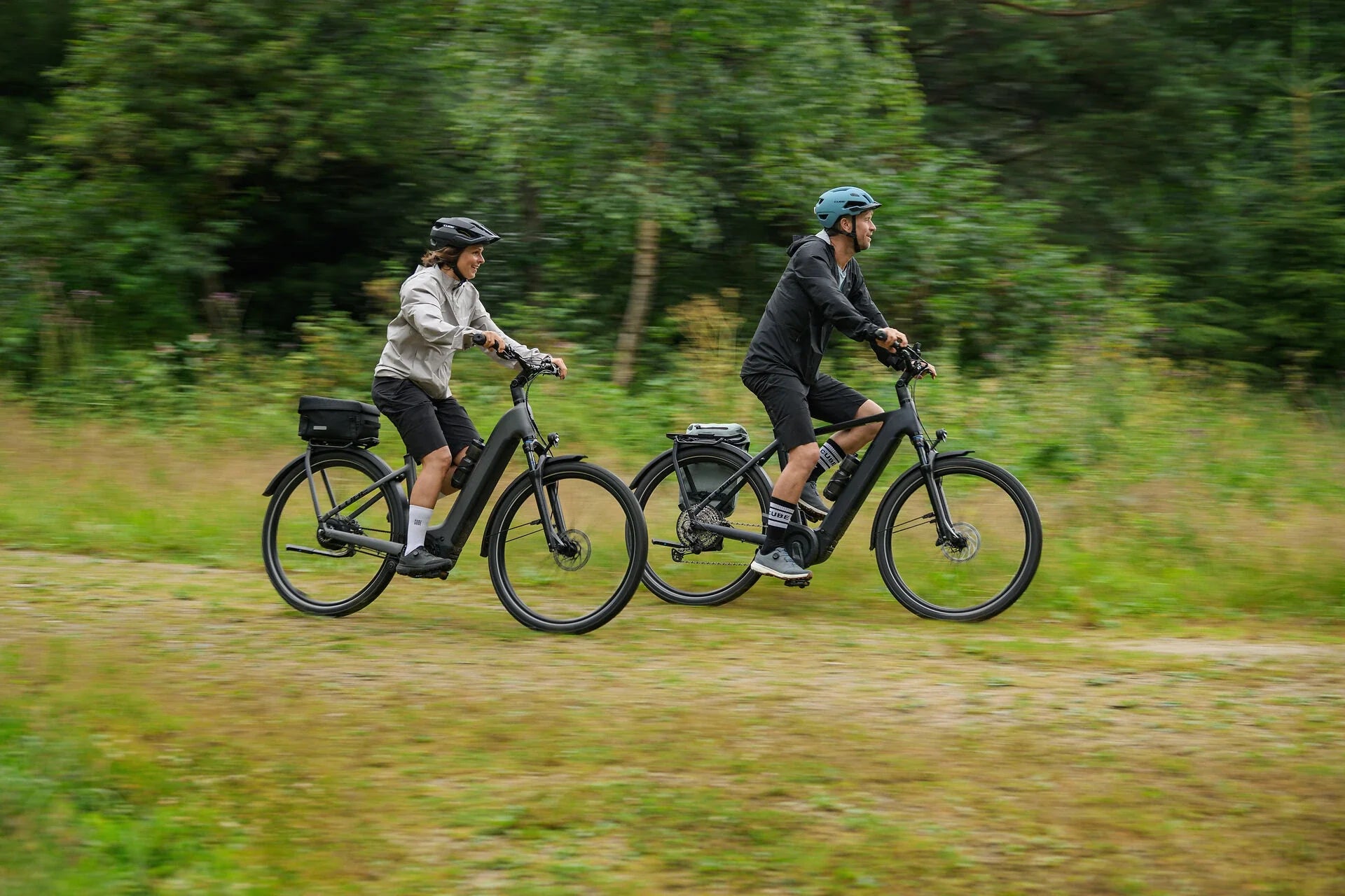 CUBE Kathmandu Hybrid Trekking E-Bike vor Wand – Bestseller mit Bosch-Antrieb