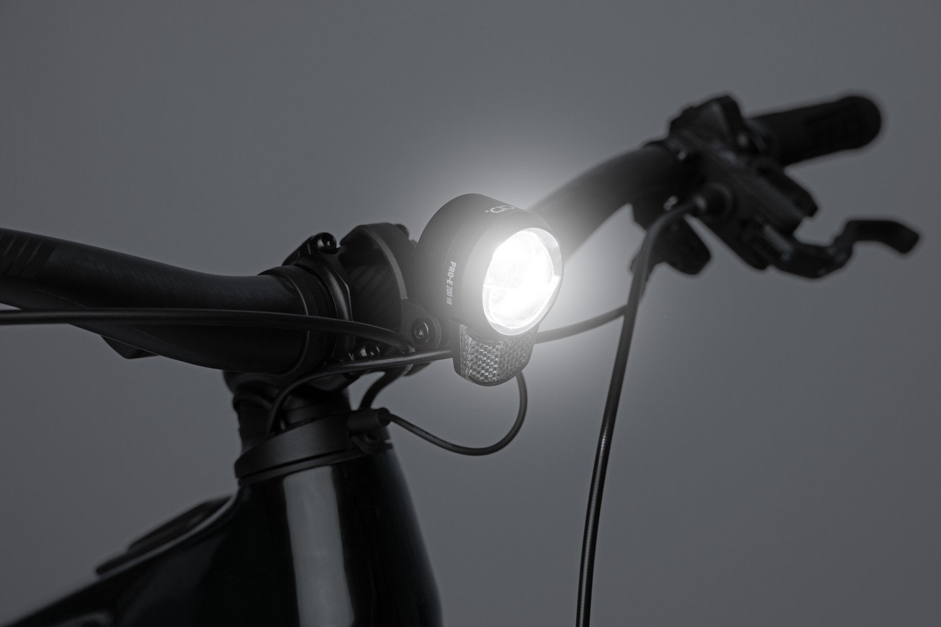 Fahrrad Scheinwerfer am Lenker befestigt, er leuchtet