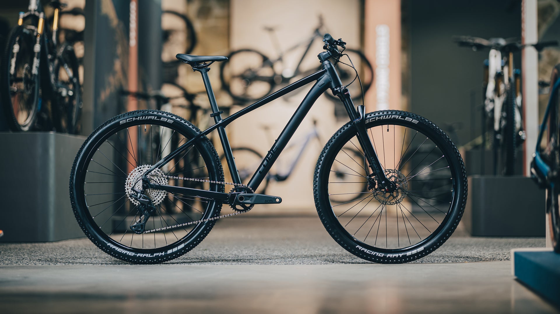 CUBE Aim Mountainbike in Seitenansicht – robustes Einsteiger-Hardtail für Alltag und Tour