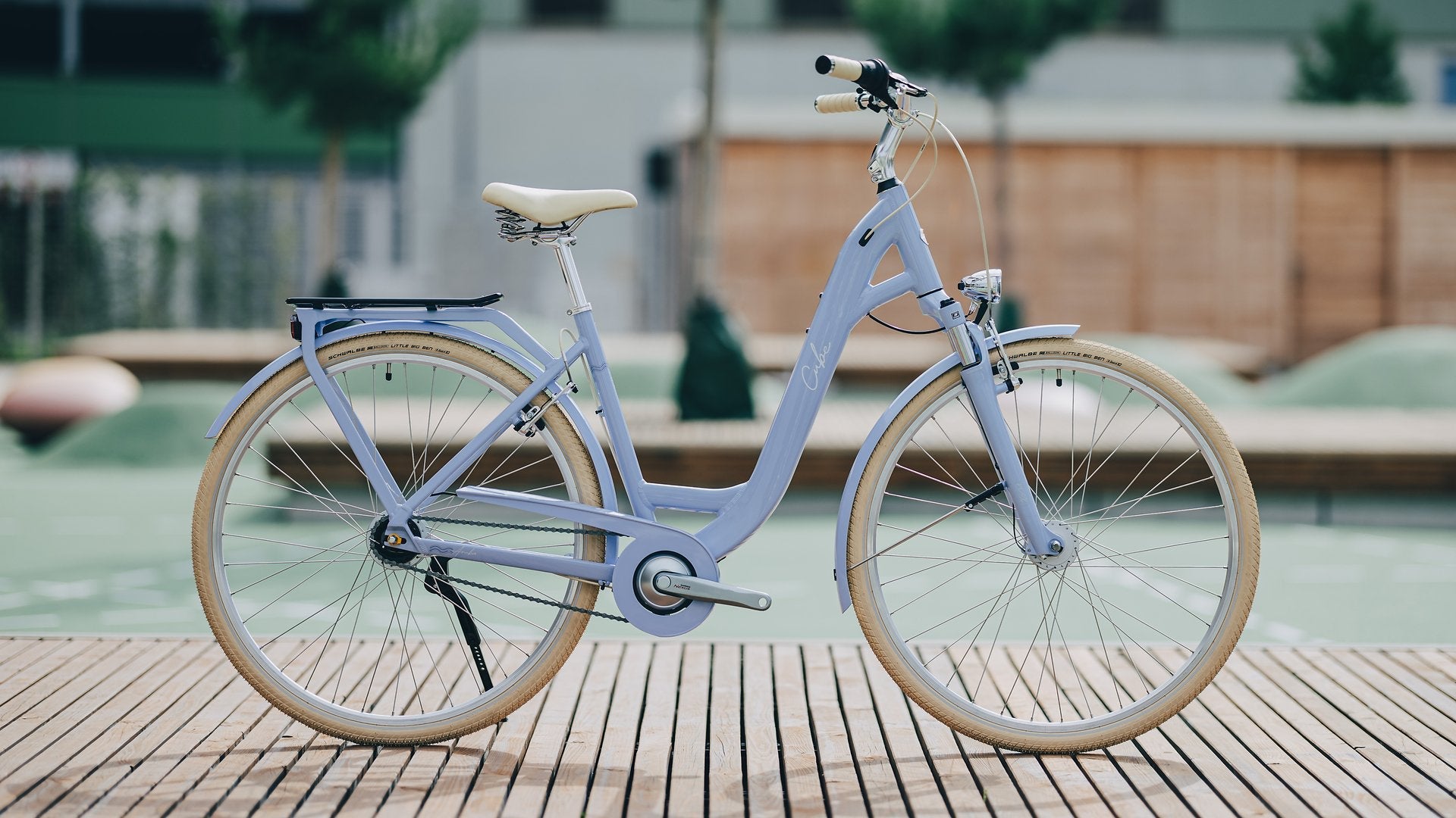 Ein Cube Fahrrad auf einem Steg der aus Holz ist.