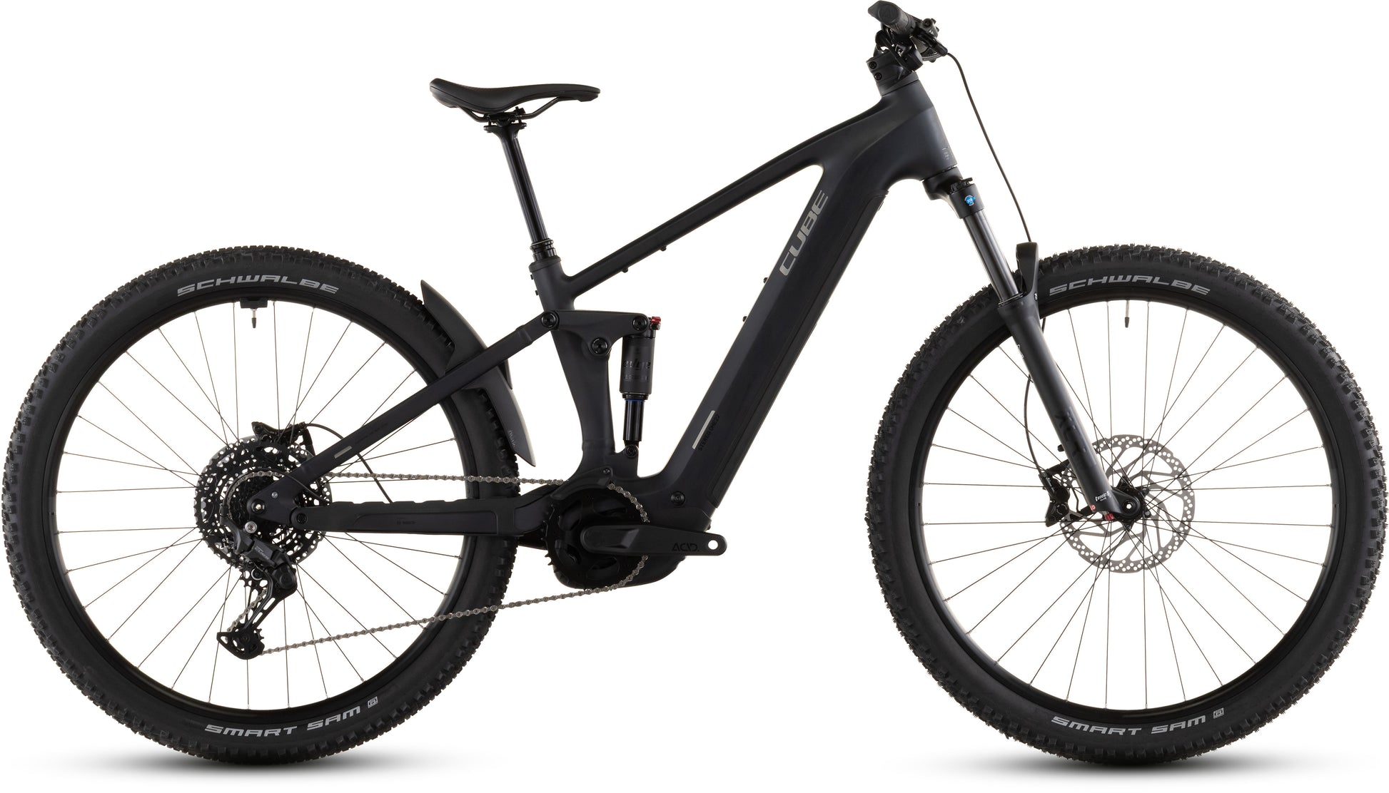 Das CUBE Stereo Hybrid ONE22 Pro 800 night'n'chrome 2026 E-Mountainbike ist mit dicken Reifen, Zentralakku, CUBE Kinematik, Bosch CX-Antrieb, Scheibenbremsen und Vollfederung in mattem Schwarz ausgestattet, hier im Profil auf weißem Grund.