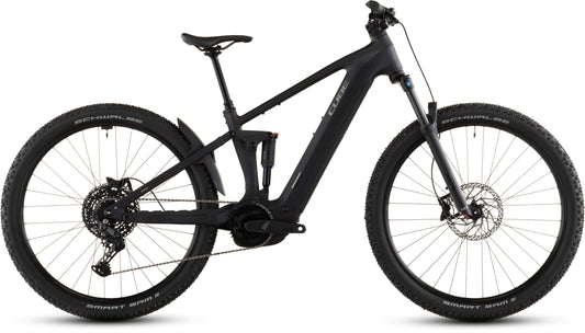 Das CUBE Stereo Hybrid ONE22 Pro 800 night'n'chrome 2026 E-Mountainbike ist mit dicken Reifen, Zentralakku, CUBE Kinematik, Bosch CX-Antrieb, Scheibenbremsen und Vollfederung in mattem Schwarz ausgestattet, hier im Profil auf weißem Grund.