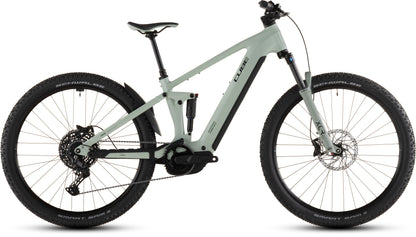 Ein steingraues, schwarzes Cube Stereo Hybrid ONE22 Pro 800 Elektro-Mountainbike von CUBE mit dicken Reifen, Bosch CX-Antrieb, Vollfederung, Scheibenbremsen und einem am Rahmen montierten Zentralakku, seitlich auf weißem Hintergrund abgebildet.