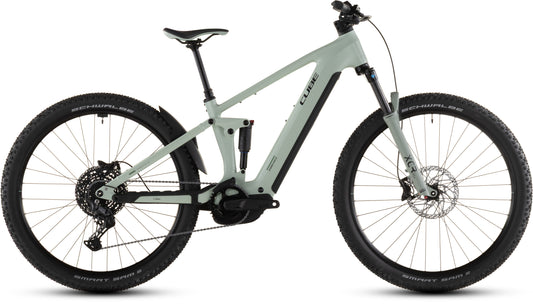 Ein steingraues, schwarzes Cube Stereo Hybrid ONE22 Pro 800 Elektro-Mountainbike von CUBE mit dicken Reifen, Bosch CX-Antrieb, Vollfederung, Scheibenbremsen und einem am Rahmen montierten Zentralakku, seitlich auf weißem Hintergrund abgebildet.