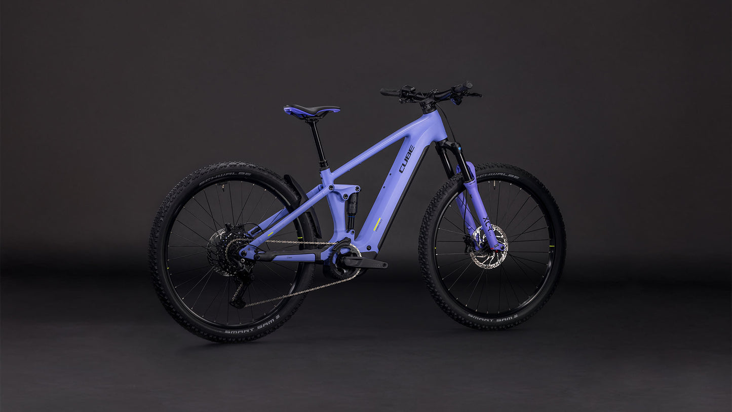 Das CUBE Stereo Hybrid ONE22 Pro 800 lucidlilac'n'lime 2026 ist ein schnittiges lavendelfarbenes E-Mountainbike mit Bosch CX-Antrieb, mattem Finish, Vollfederung, Scheibenbremsen und robusten Offroad-Reifen, das vor einem dunklen Studiohintergrund gezeigt wird.