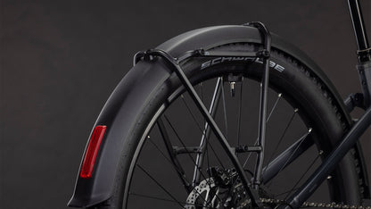 Nahaufnahme des Hinterrads des CUBE Stereo Hybrid ONE22 Pro 800 FE night'n'chrome 2026 mit schwarzem Schutzblech, Rückstrahler, Schwalbe-Reifen, Shimano Cues 10-fach Schaltung und detailliertem Bremssystem vor dunklem Hintergrund.