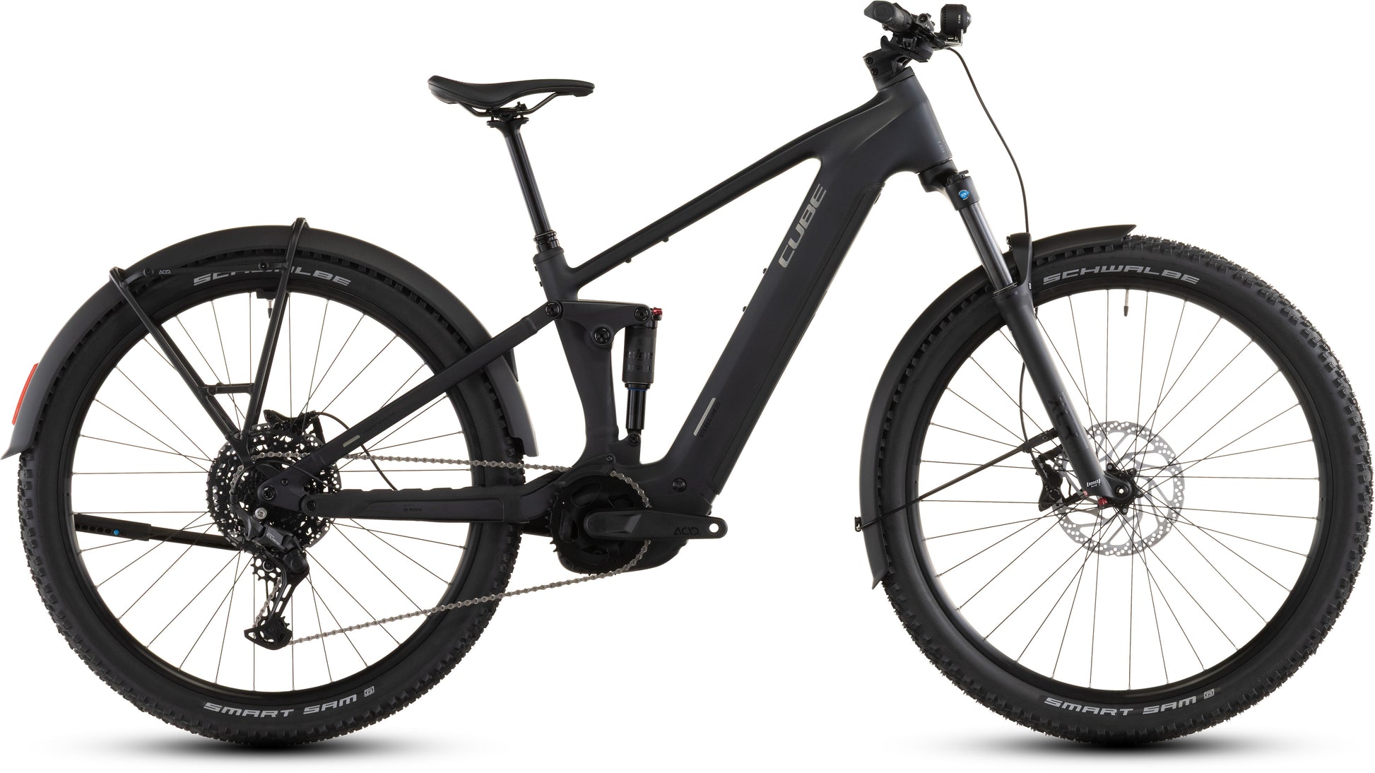 Das CUBE Stereo Hybrid ONE22 Pro 800 FE night'n'chrome 2026 ist ein schwarzes Elektro-Mountainbike mit großen Reifen, Schutzblechen vorne und hinten, einem robusten Rahmen und einem im Unterrohr integrierten 800-Wh-Akku, im Profil auf weißem Grund.