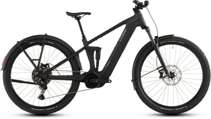 Das CUBE Stereo Hybrid ONE22 Pro 800 FE night'n'chrome 2026 ist ein schwarzes Elektro-Mountainbike mit großen Reifen, Schutzblechen vorne und hinten, einem robusten Rahmen und einem im Unterrohr integrierten 800-Wh-Akku, im Profil auf weißem Grund.