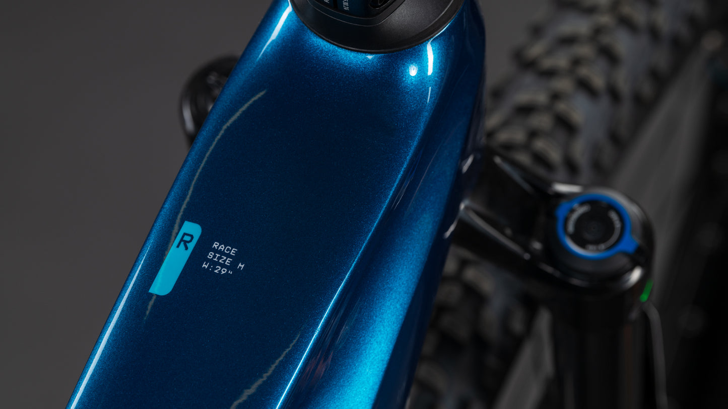 Nahaufnahme eines blauen CUBE Stereo Hybrid ONE22 Race 800 electricblue'n'white 2026 E-MTB-Rahmens mit der Aufschrift RACE SIZE: M H:22°, die einen Teil der vorderen Federgabel, Reifen und Platz für einen 800 Wh Akku zeigt.
