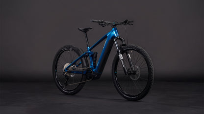 Das CUBE Stereo Hybrid ONE22 Race 800 electricblue'n'white 2026 E-Fully Mountainbike ist mit schwarzen Laufrädern und Reifen, Scheibenbremsen, einem Bosch CX-Motor und einer Shimano 12-fach XT-Schaltung ausgestattet und wird vor einem dunklen, einfarbigen Hintergrund gezeigt.