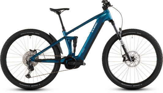 Das CUBE Stereo Hybrid ONE22 Race 800 electricblue'n'white 2026 ist ein blaues E-Fully-Mountainbike mit Bosch CX-Motor, Shimano 12-Gang-XT-Schaltung, Federung, Scheibenbremsen, Geländereifen und integriertem Akku; dargestellt von der Seite auf weiß.