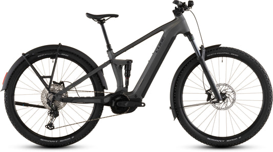Das CUBE Stereo Hybrid ONE22 Race 800 FE slab grey'n'chrome 2026 E-Mountainbike, ausgestattet mit Vorder- und Hinterradfederung, Bosch CX Motor, Scheibenbremsen, Offroad-Reifen und Schutzblechen, in der Seitenansicht auf weißem Hintergrund.