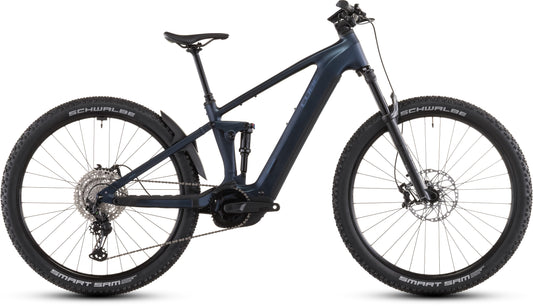 Das CUBE Stereo Hybrid ONE22 SLX 800 indigoblue'n'blue 2026 ist ein mattdunkelblaues E-Fully-Elektro-Mountainbike mit dicken Reifen, Shimano XT-Schaltung, Federgabel, Bosch CX-Motor und Scheibenbremsen, dargestellt in der Seitenansicht auf weißem Grund.
