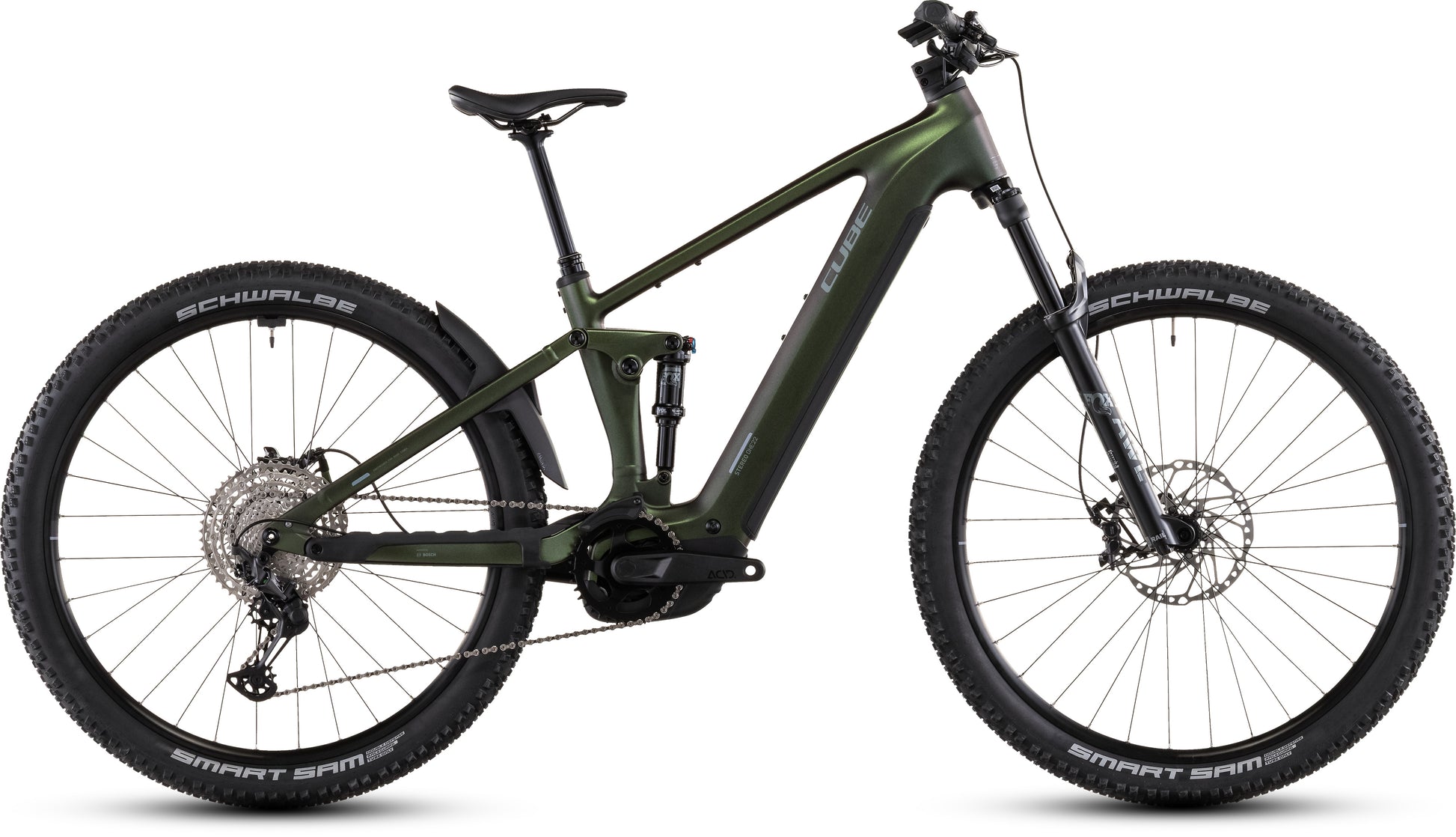Das CUBE Stereo Hybrid ONE22 SLX 800 stellar'n'green 2026 ist ein modernes dunkelgrünes E-Fully-Mountainbike mit Bosch CX-Mittelmotor, Vollfederung, Shimano XT-Schaltung und dicken Profilreifen, seitlich auf weißem Grund abgebildet.