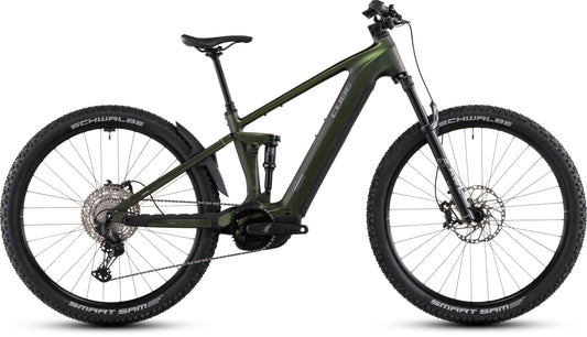 Das CUBE Stereo Hybrid ONE22 SLX 800 stellar'n'green 2026 ist ein modernes dunkelgrünes E-Fully-Mountainbike mit Bosch CX-Mittelmotor, Vollfederung, Shimano XT-Schaltung und dicken Profilreifen, seitlich auf weißem Grund abgebildet.
