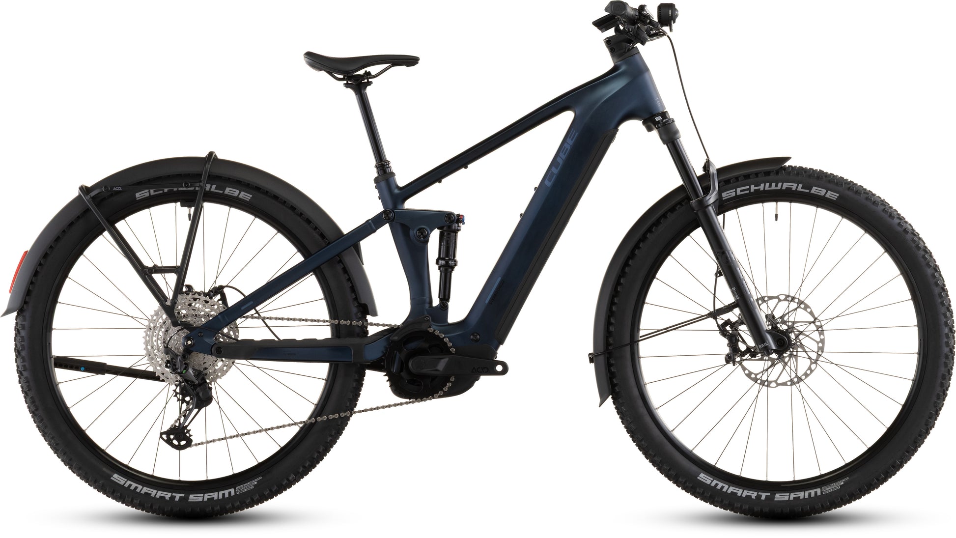 Das CUBE Stereo Hybrid ONE22 SLX 800 FE indigoblue'n'blue 2026 Elektro-Mountainbike verfügt über einen Bosch CX-Mittelmotor, Vorder- und Hinterradfederung, breite Stollenreifen und Schutzbleche. Abgebildet im Seitenprofil vor weißem Hintergrund.